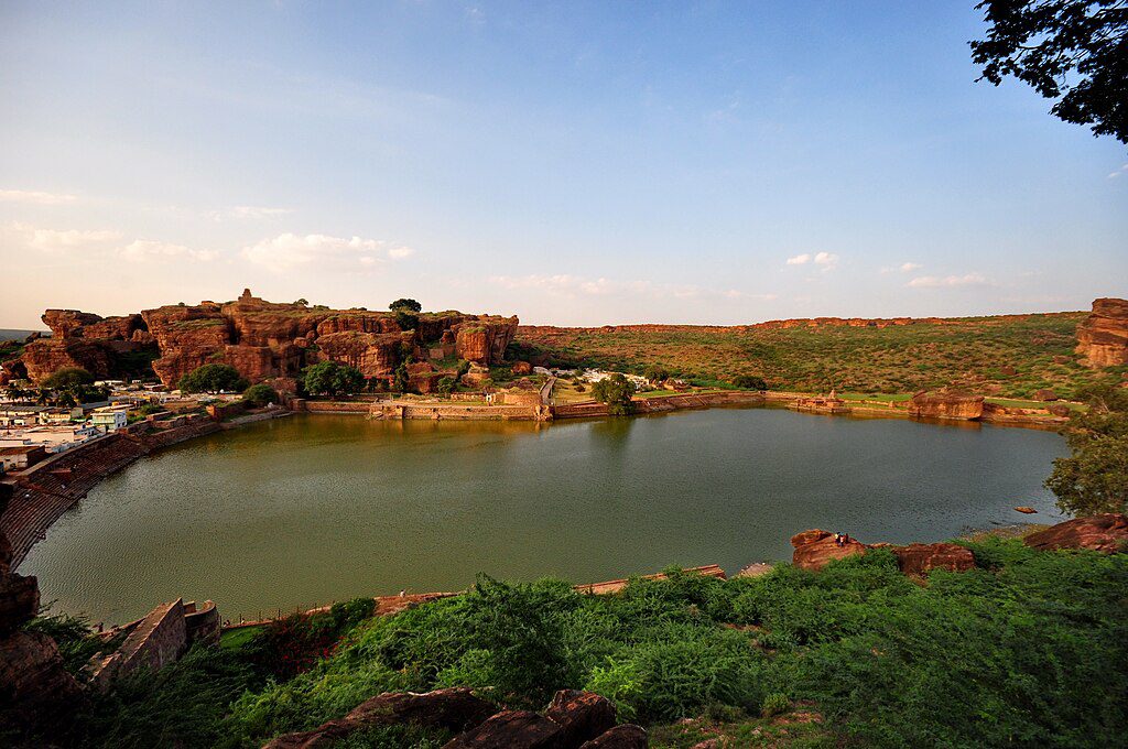 Badami, India || Steep red sandstone caves around ancient temples || https://www.thecrag.com/es/escalar/india/badami