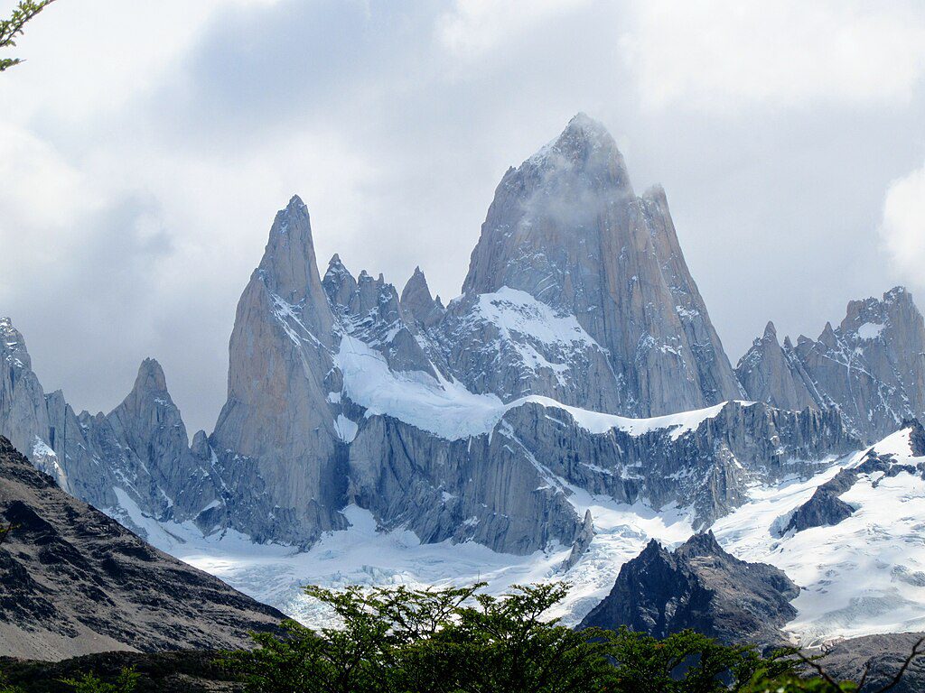 El Chaltén, Argentina || Wild Patagonian spires above a trekking village || https://www.thecrag.com/es/escalar/argentina/area/283867248