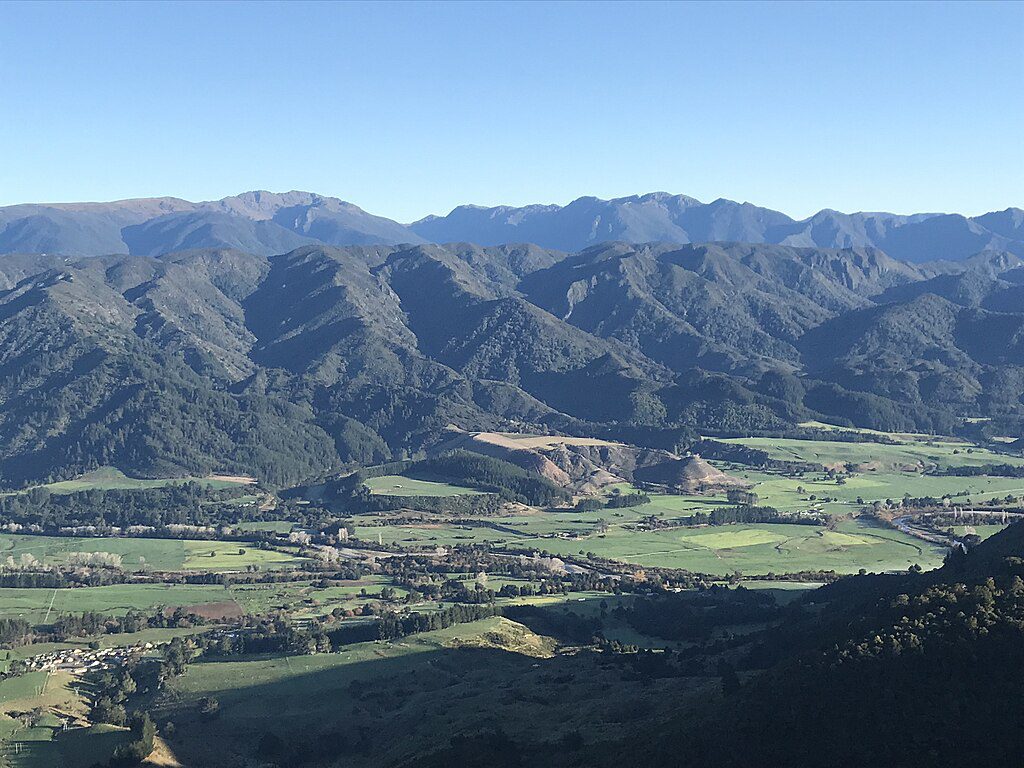 Paynes Ford, New Zealand || Sharp limestone sport routes near the sea || https://www.thecrag.com/en/climbing/new-zealand/golden-bay/paines-ford