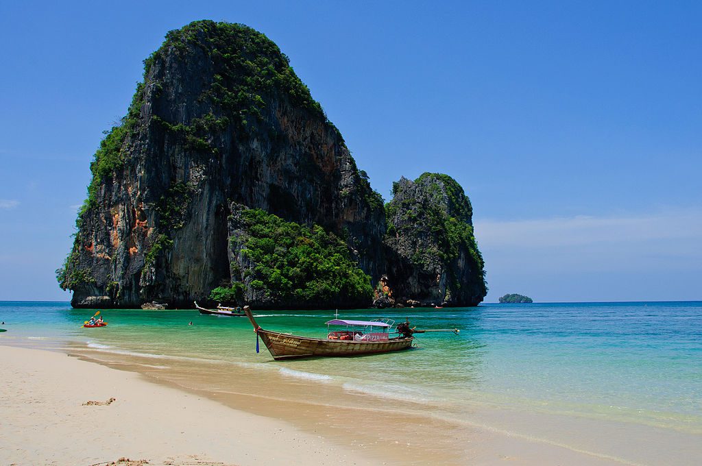 Railay, Thailand || Steep jungle limestone rising straight from the beach || https://www.thecrag.com/es/escalar/thailand/krabi/area/13949881