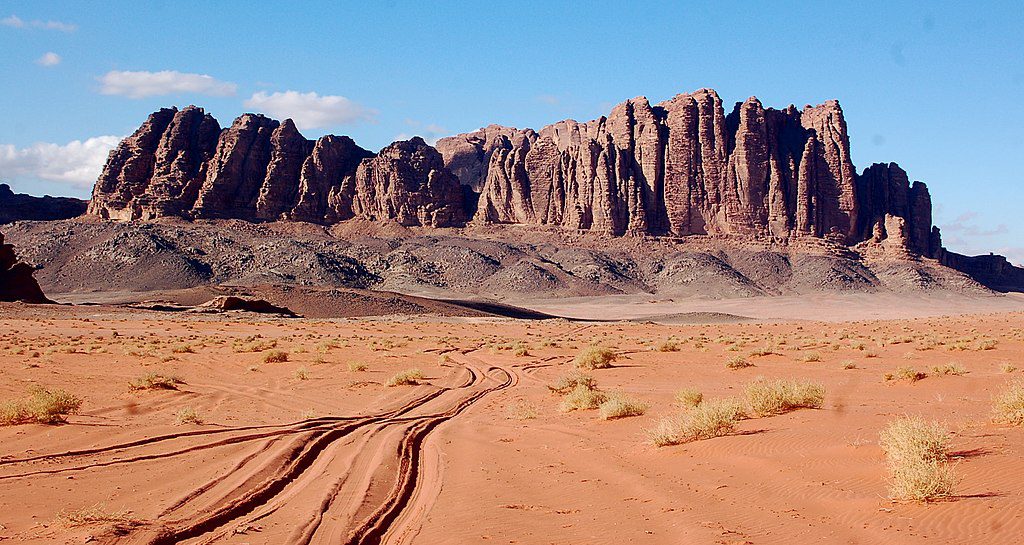 Wadi Rum, Jordan || Massive sandstone towers in a vast desert landscape || https://www.thecrag.com/es/escalar/jordan/wadi-rum