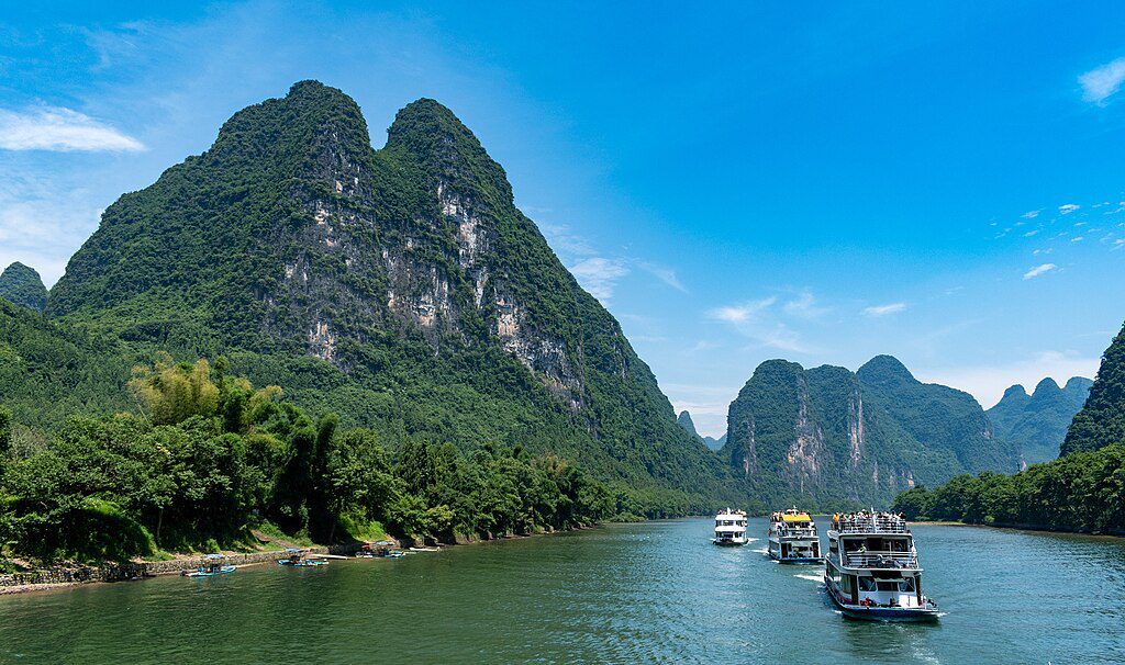 Yangshuo, China || Towering karst spires above rivers and rice fields || https://www.thecrag.com/es/escalar/china/yangshuo